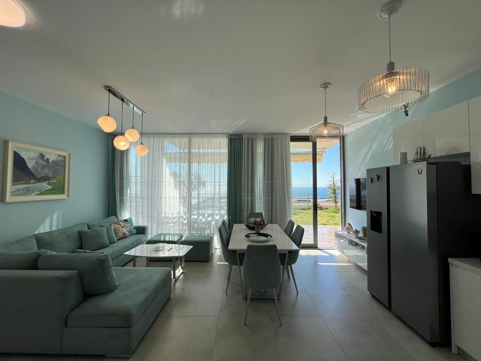 Communal lounge/ TV room, Living room, Dining area