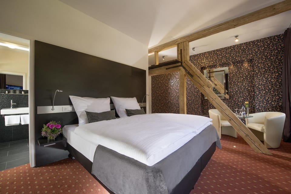 Bed, Photo of the whole room, Seating area