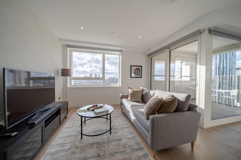 Communal lounge/ TV room, TV and multimedia, Living room, Seating area, Evening entertainment