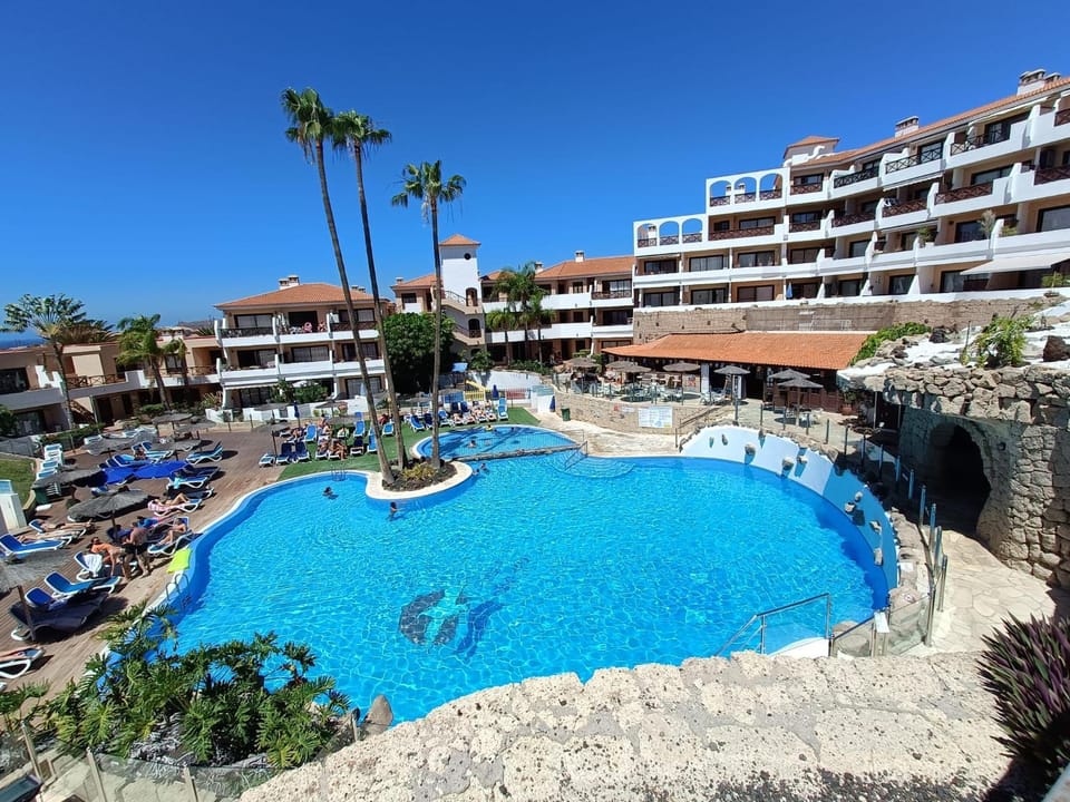 Restaurant/places to eat, Pool view, Swimming pool, sunbed