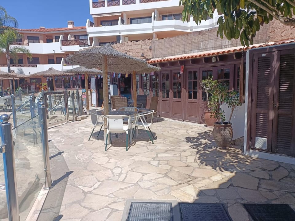 Restaurant/places to eat, Day, Lounge or bar