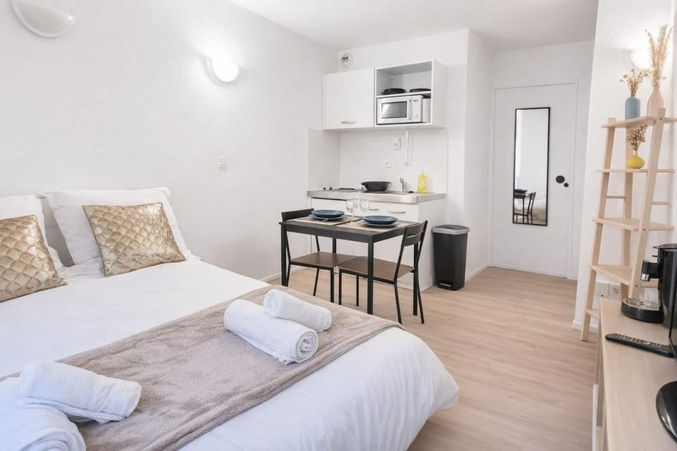 Bed, Kitchen or kitchenette, Living room, Photo of the whole room, Seating area, Dining area, Bedroom, oven, stove, towels