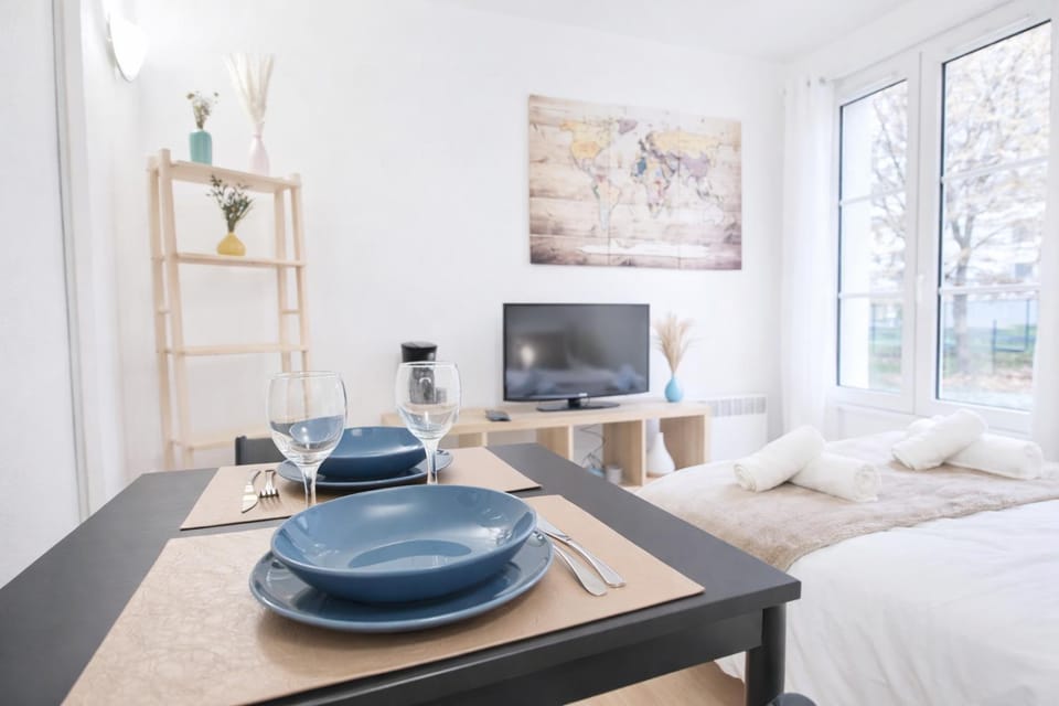 Bed, TV and multimedia, Living room, Photo of the whole room, Seating area, Dining area, Bedroom