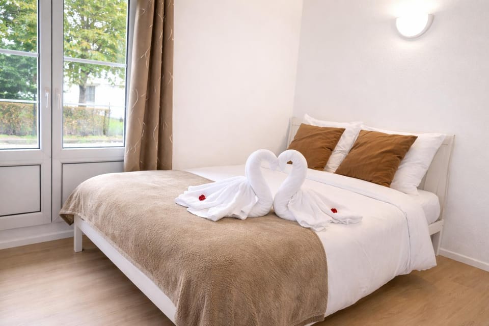 Bed, Photo of the whole room, Bedroom, towels