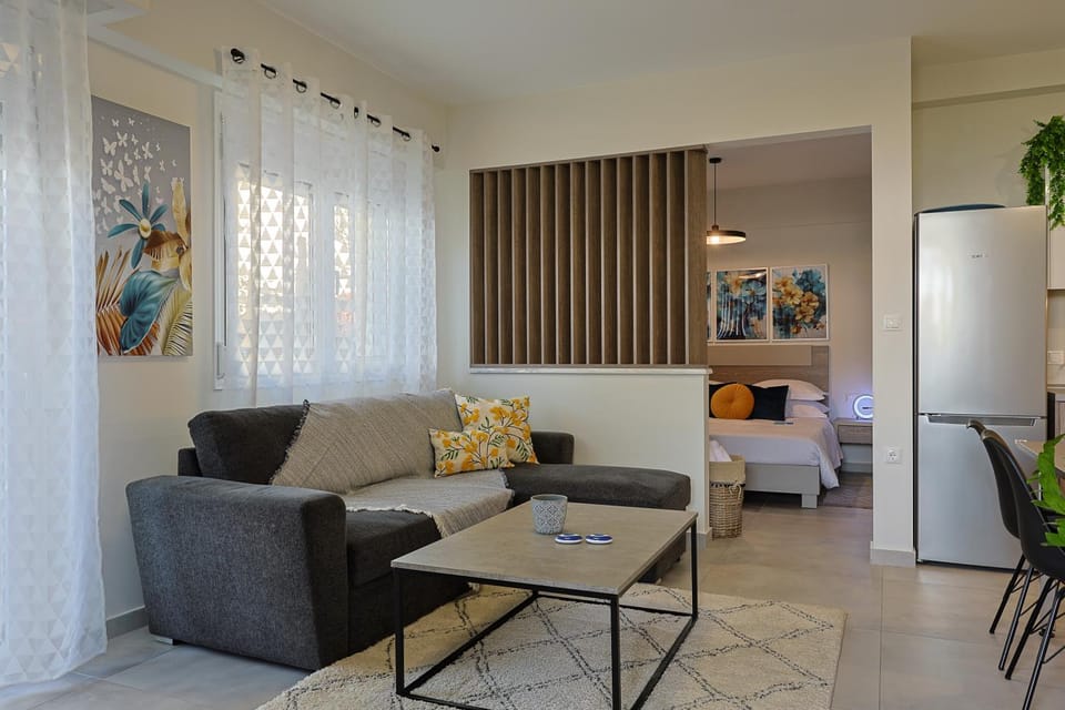 Bed, TV and multimedia, Living room, Photo of the whole room, Seating area, Bedroom