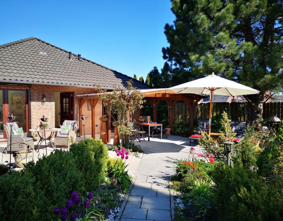 Property building, Garden, Balcony/Terrace, Garden view