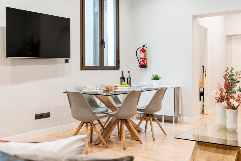 TV and multimedia, Living room, Seating area, Dining area