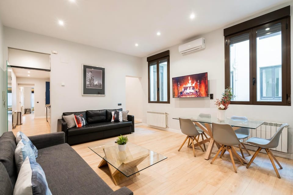 Communal lounge/ TV room, TV and multimedia, Living room, Seating area, Dining area, Evening entertainment, air conditioner