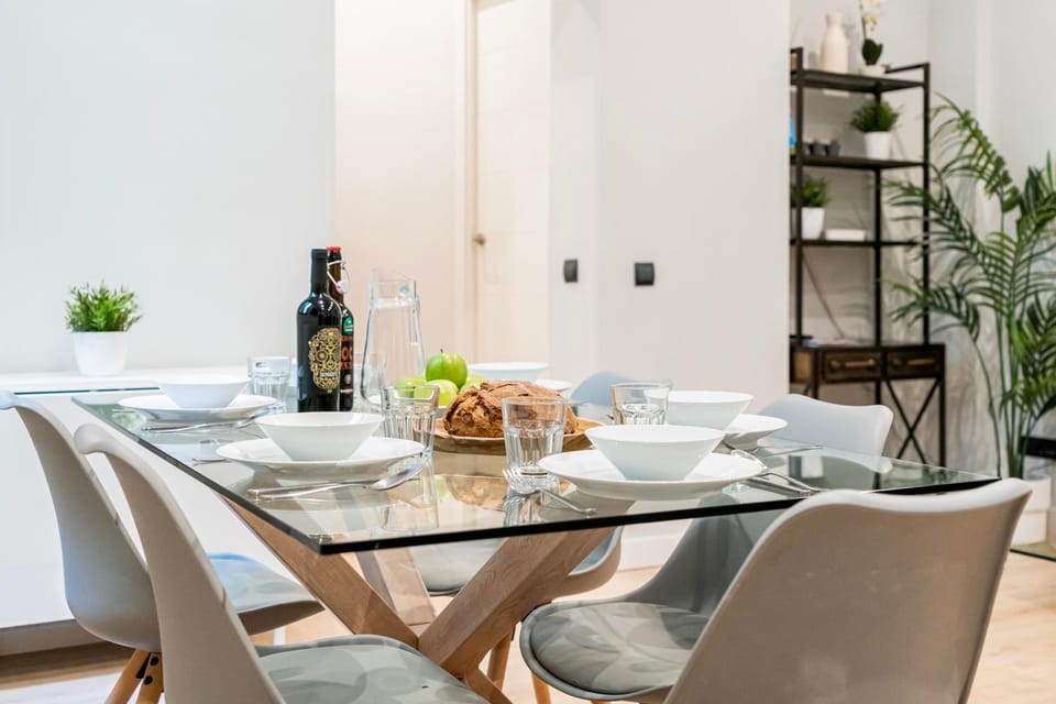 TV and multimedia, Coffee/tea facilities, Living room, Food and drinks, Seating area, Dining area, Food, Drinks