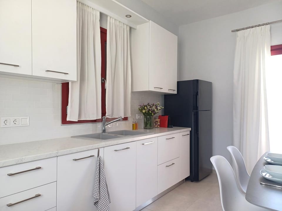 Kitchen or kitchenette, Dining area, minibar, pet friendly, stove