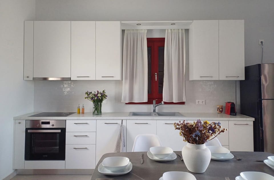 Kitchen or kitchenette, Dining area, minibar, pet friendly, stove