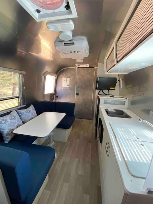 Kitchen or kitchenette, Seating area, pet friendly, air conditioner