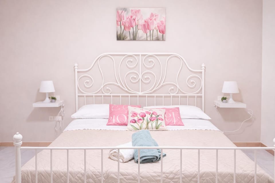 Il Tulipano Camera con bagno privato a Marcianise Bed and Breakfast in Campania