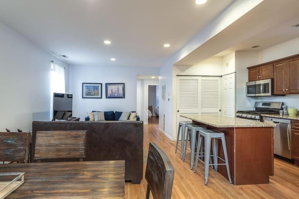 Lincoln Park Living - Suite 2 House in Lincoln Park