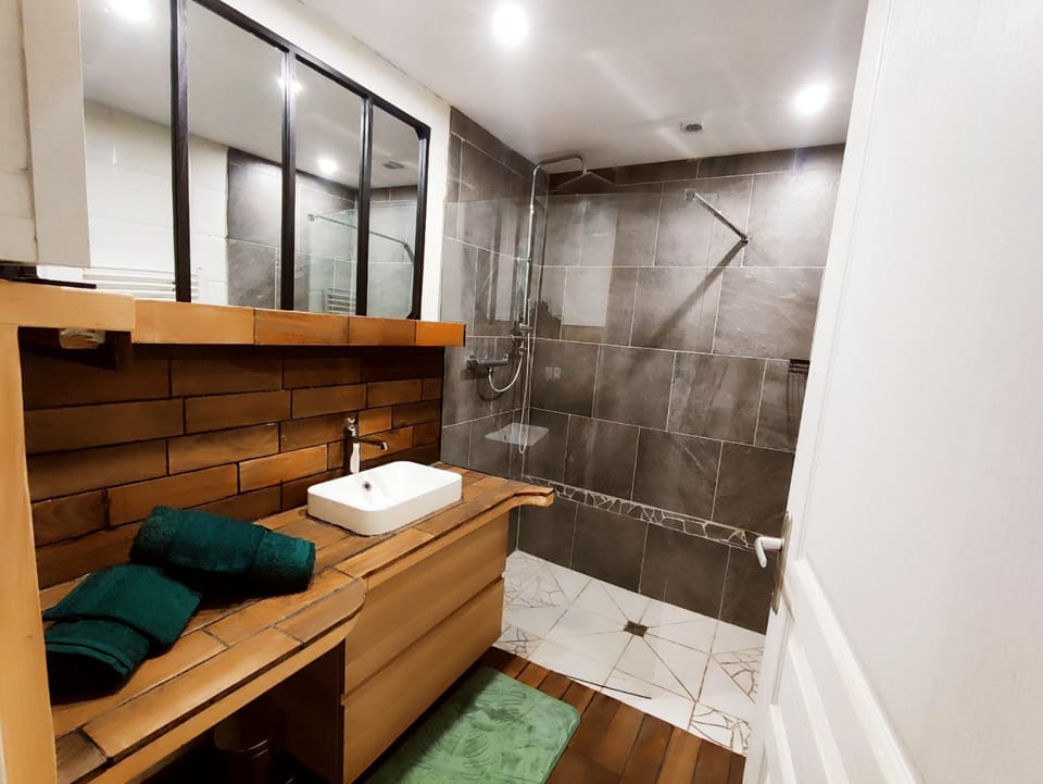 Shower, Bathroom, towels