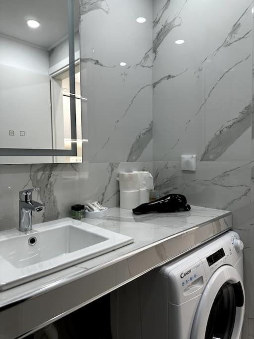 Bathroom, towels, washing machine