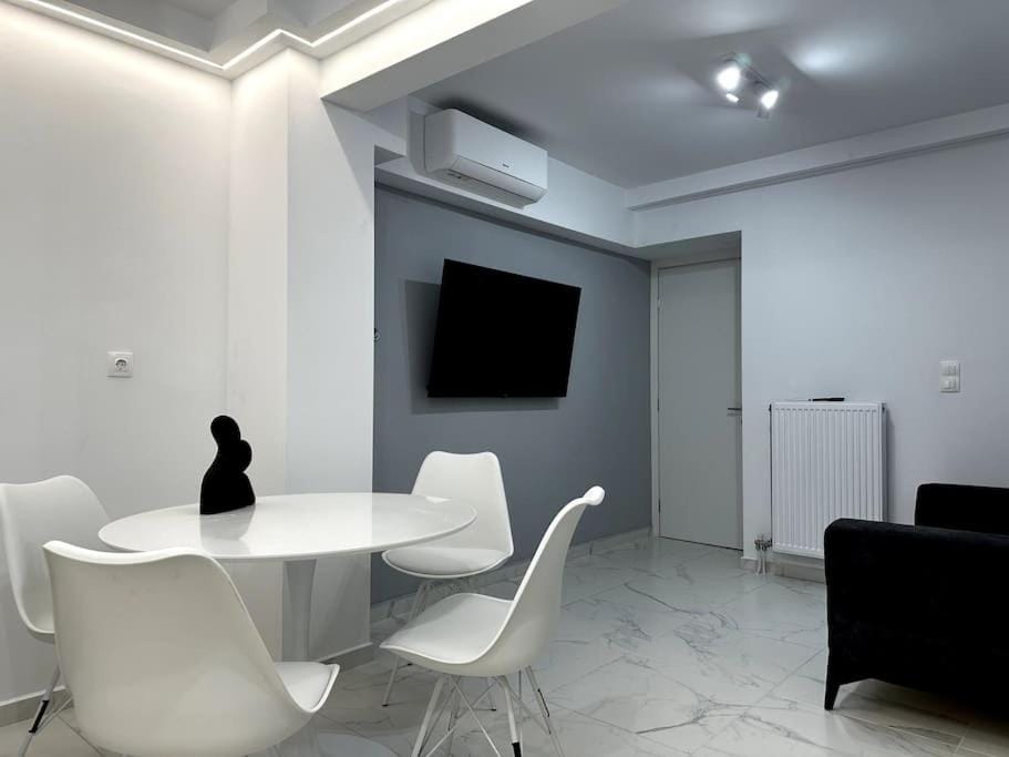 Communal lounge/ TV room, TV and multimedia, Kitchen or kitchenette, Living room, Seating area, Dining area, air conditioner
