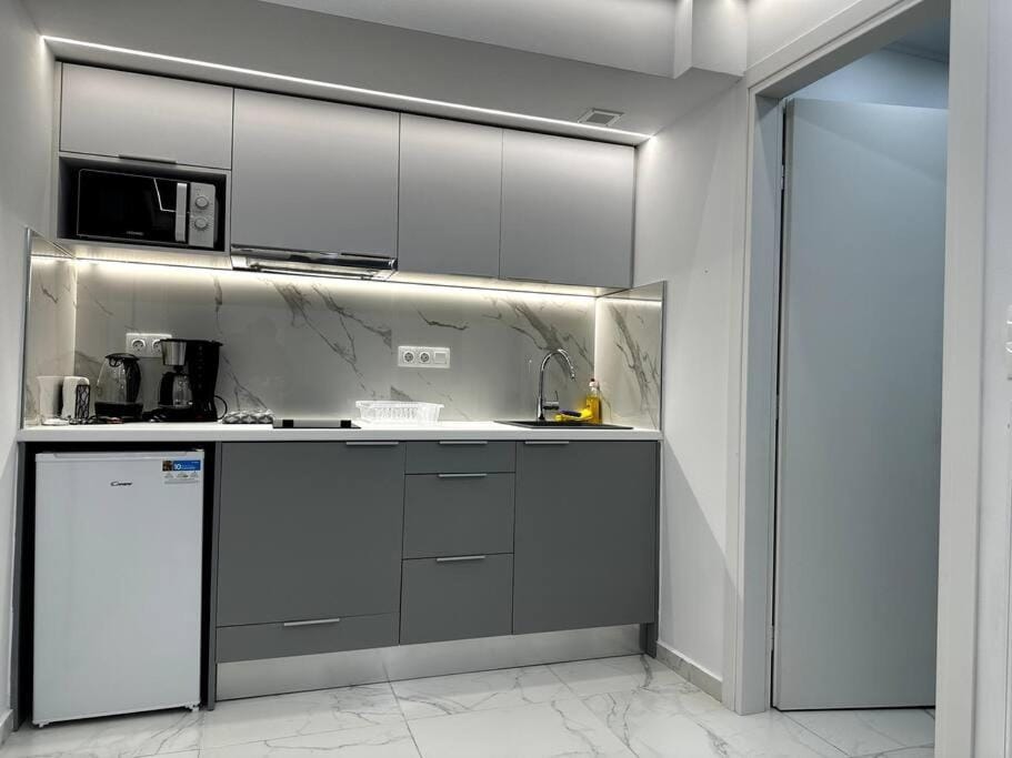 Kitchen or kitchenette, minibar, stove