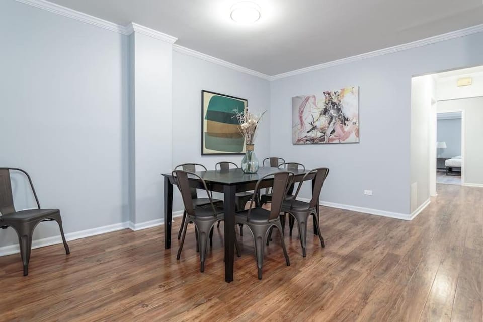 Beautiful Remodeled Penthouse Unit in Old Town House in Lincoln Park