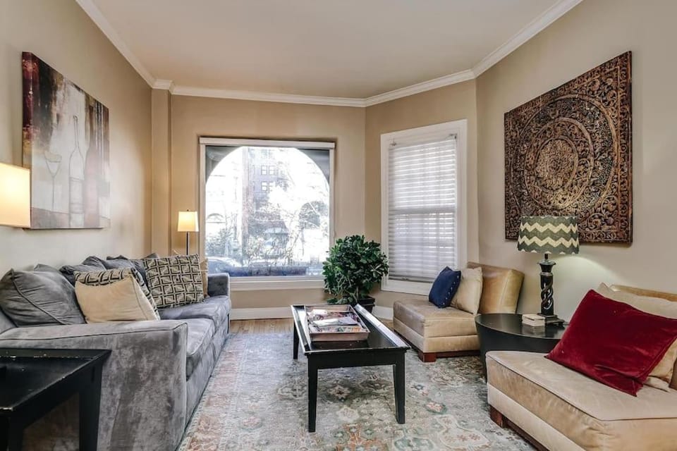 Old-World Classic Building Downtown Apartment in Chicago