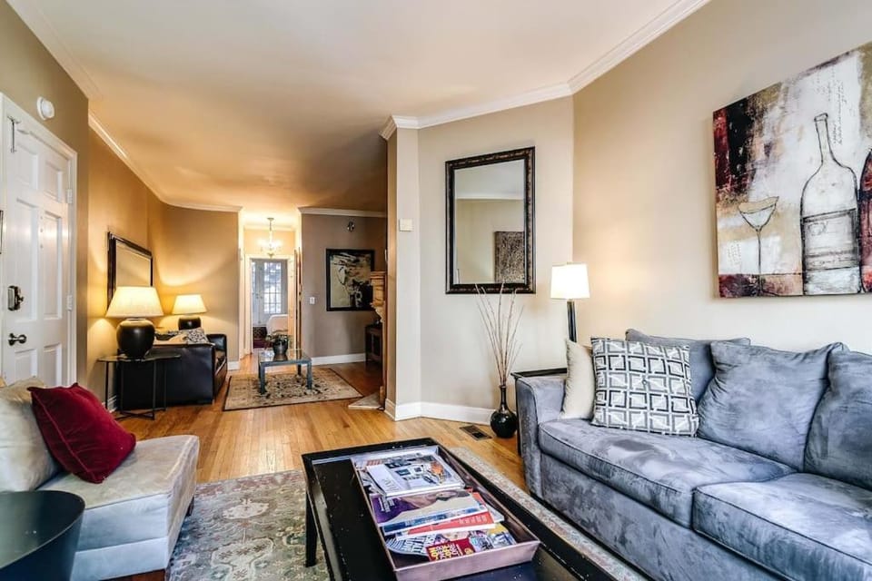 Old-World Classic Building Downtown Apartment in Chicago