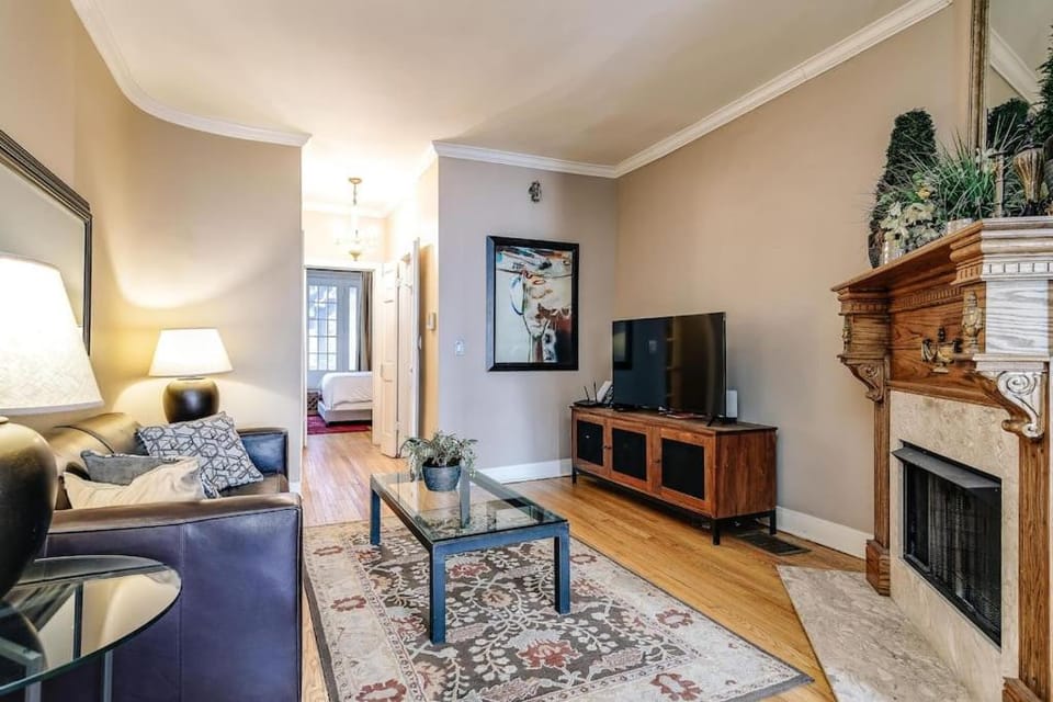 Old-World Classic Building Downtown Apartment in Chicago