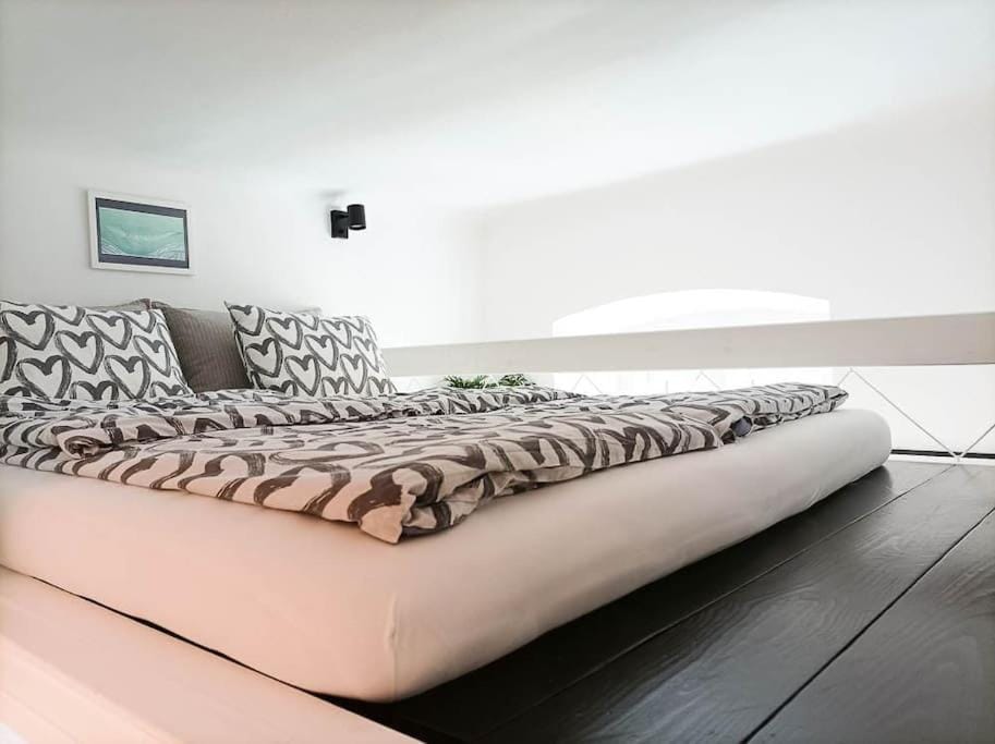 Loft Bed Studio with FREE Parking, 2 Bikes! Self check in, Wi-Fi, AC Apartment in Pula
