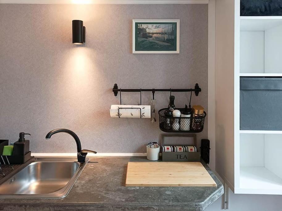 Loft Bed Studio with FREE Parking, 2 Bikes! Self check in, Wi-Fi, AC Apartment in Pula