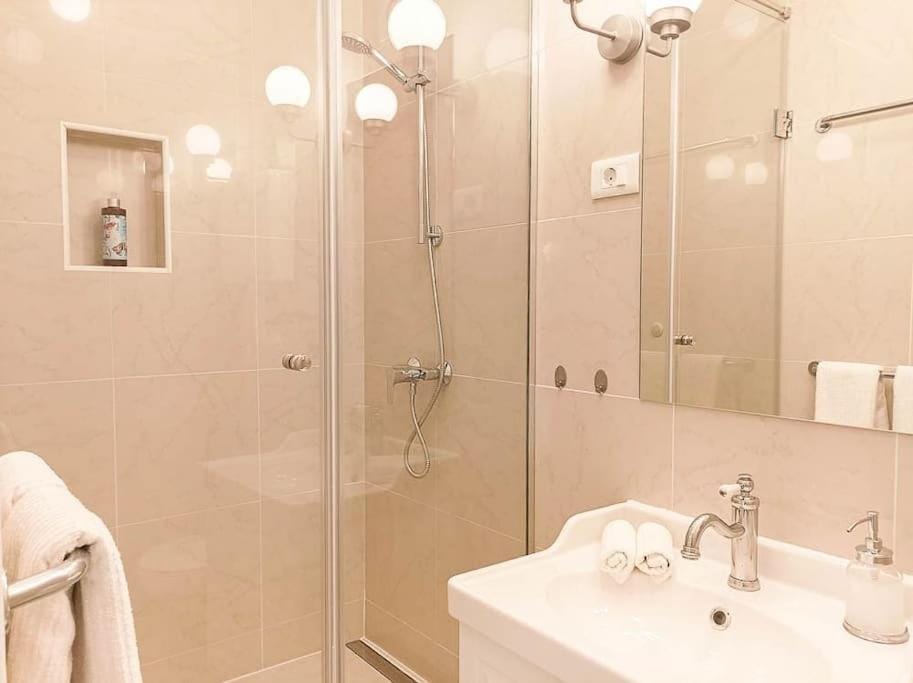 Loft Bed Studio with FREE Parking, 2 Bikes! Self check in, Wi-Fi, AC Apartment in Pula