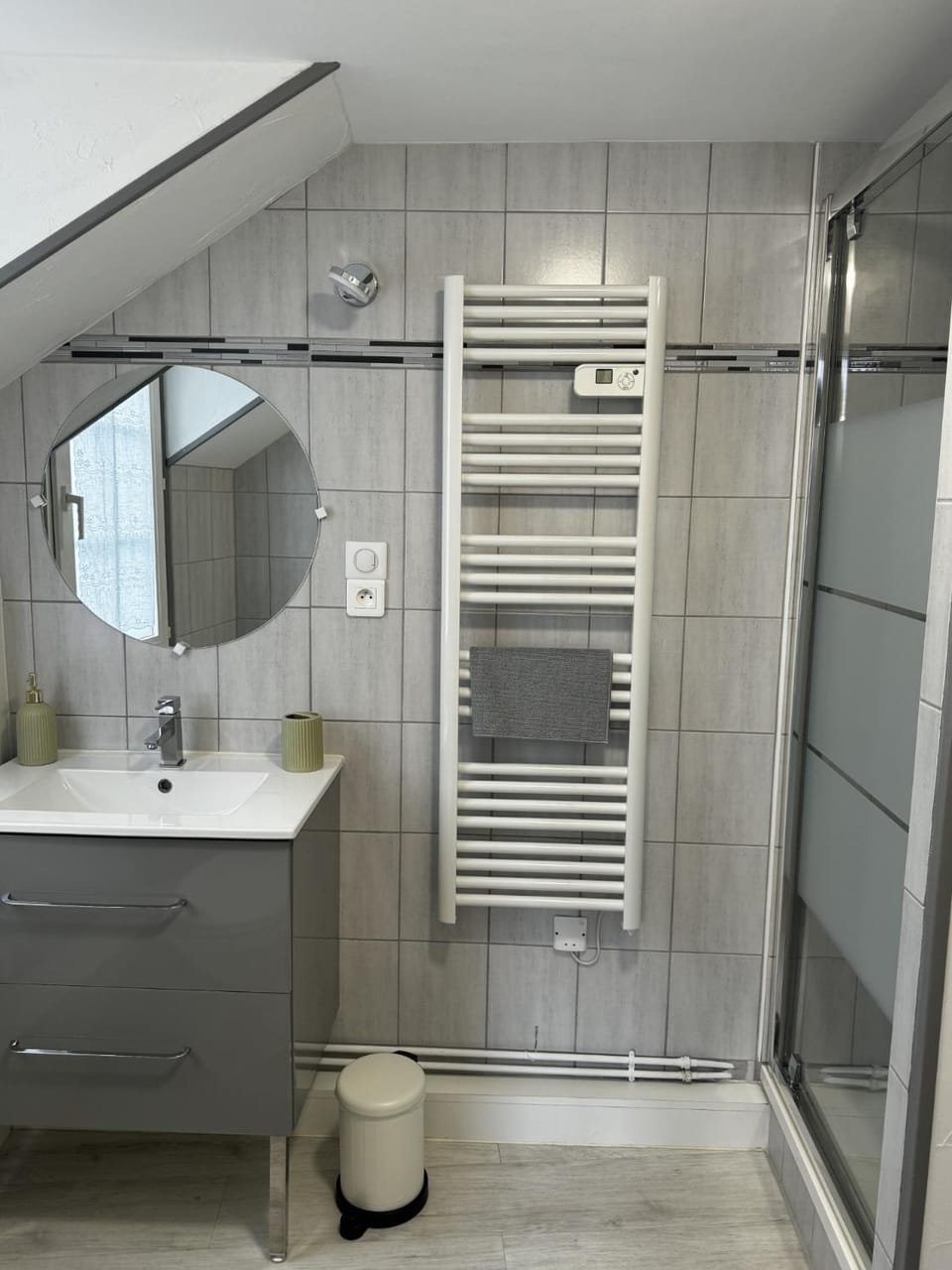 Shower, Toilet, Bathroom, towels