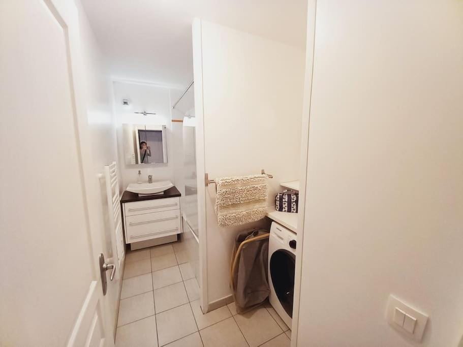 Kitchen or kitchenette, washing machine, dryer
