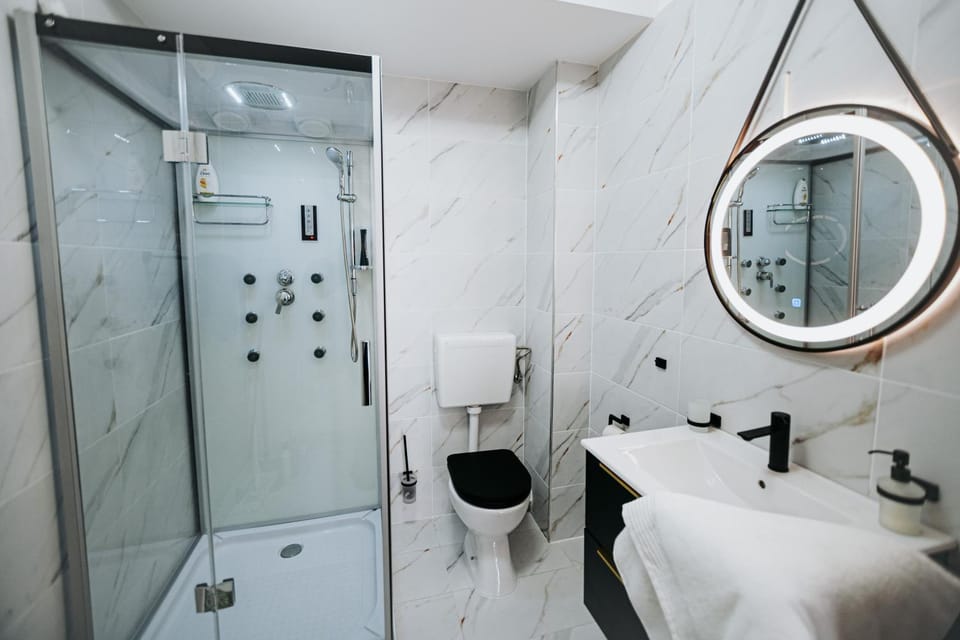 Shower, Toilet, Bathroom, towels