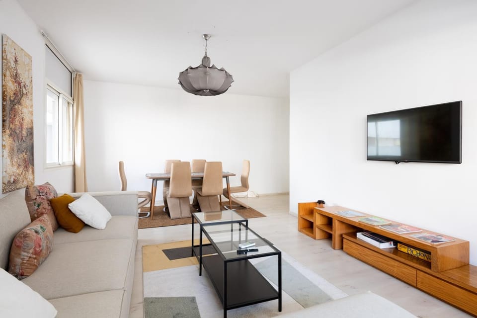 Communal lounge/ TV room, TV and multimedia, Living room, Seating area, Dining area