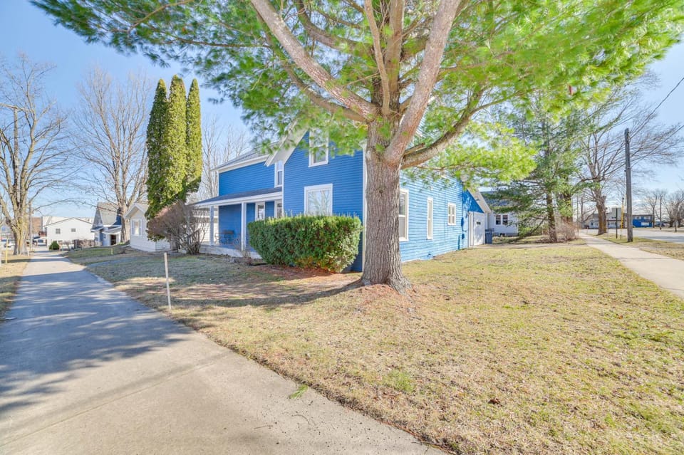 In the Village of Suttons Bay, Walk to the Lake! House in Suttons Bay