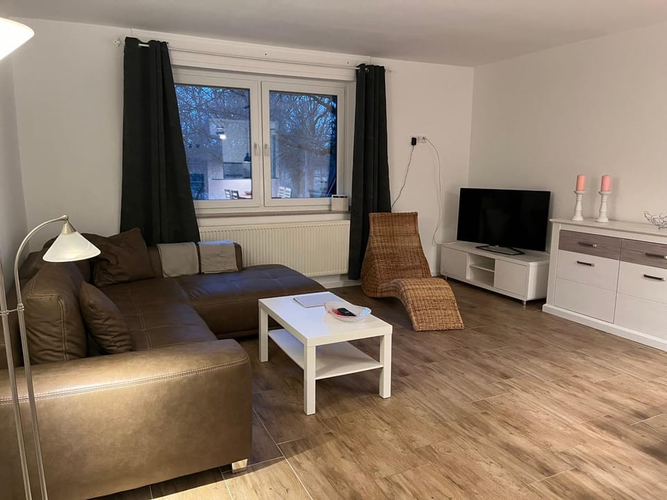 TV and multimedia, Living room, Seating area, Evening entertainment