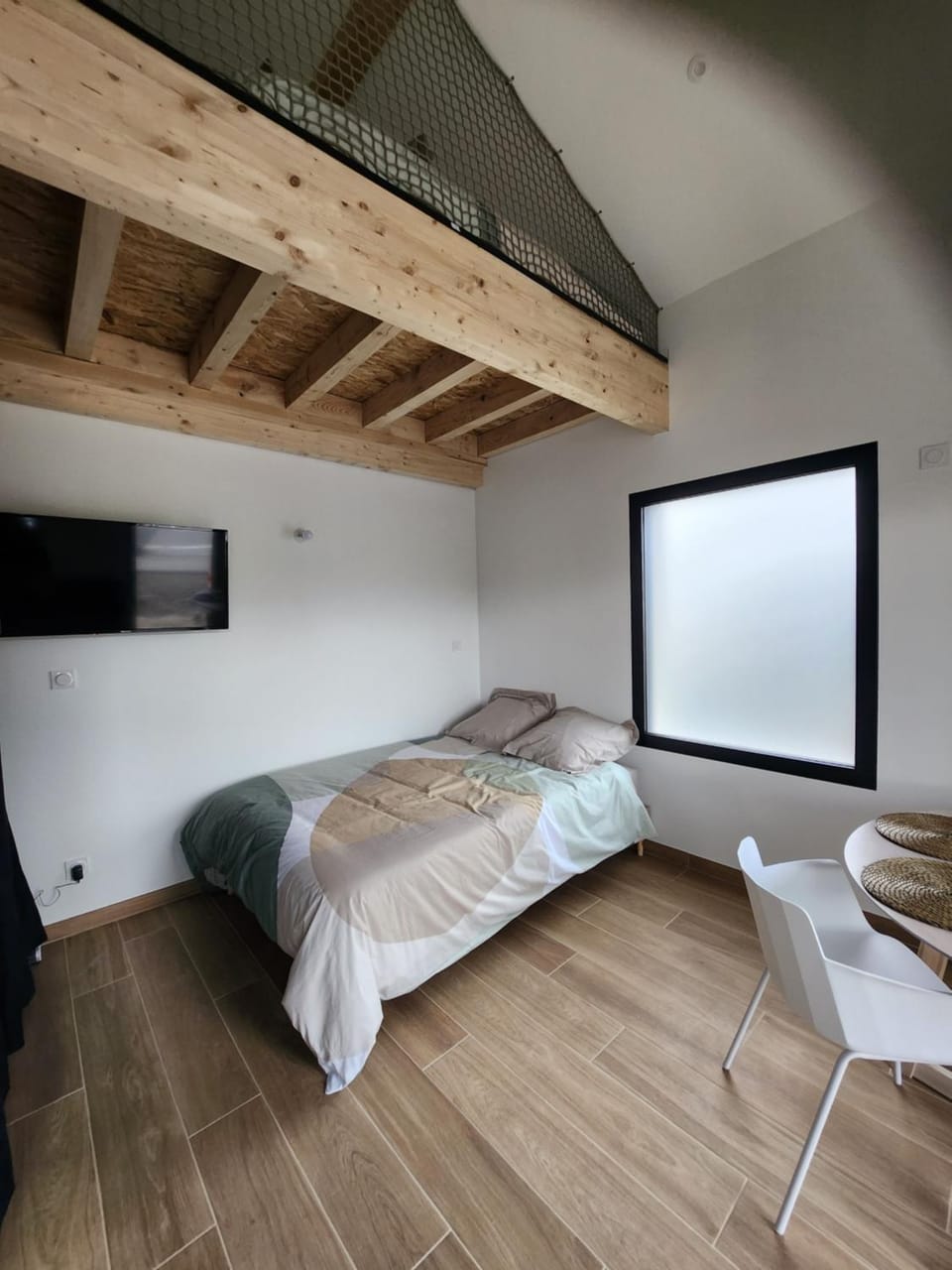 Bed, TV and multimedia, Bedroom