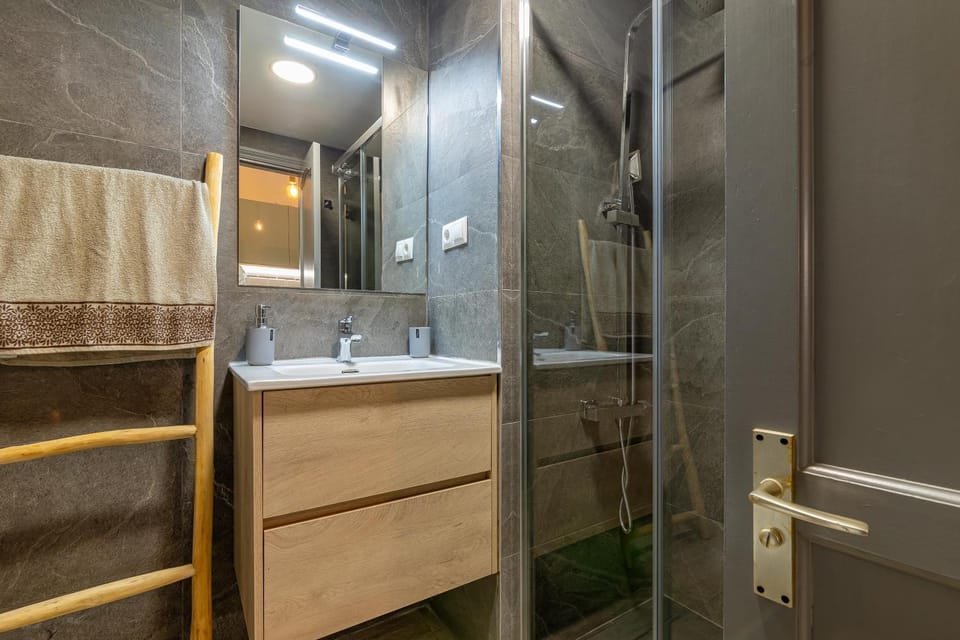 Shower, Bathroom, towels