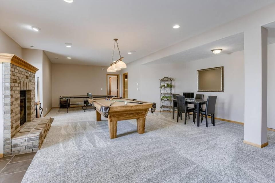 Spacious Pool House with tons of amenities! House in Iowa