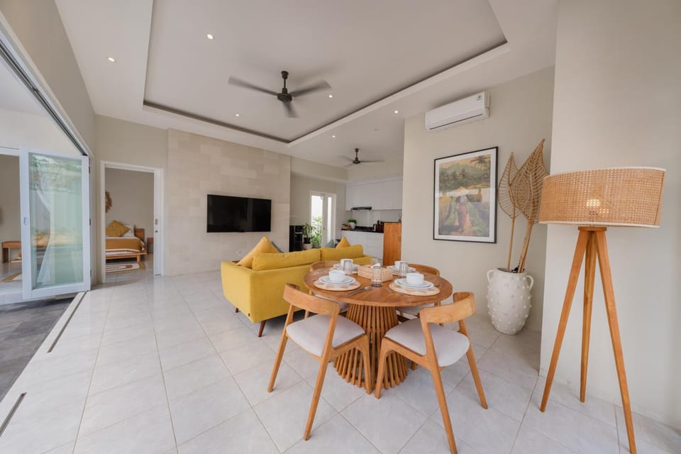 TV and multimedia, Living room, Seating area, Dining area
