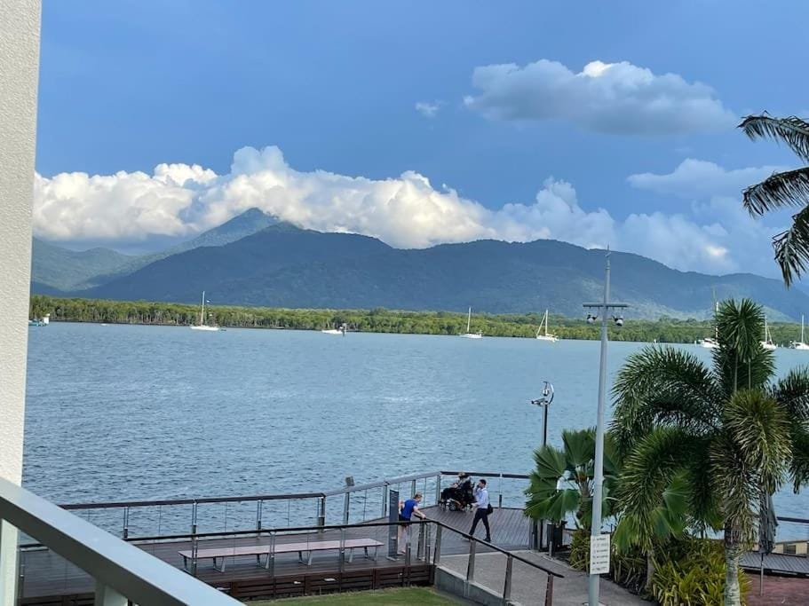 Stunning Water View Apartment - Pool, Gym, Sauna. Apartment in Cairns