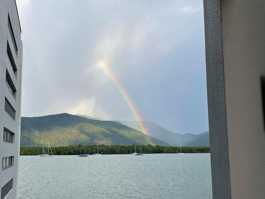 Stunning Water View Apartment - Pool, Gym, Sauna. Apartment in Cairns