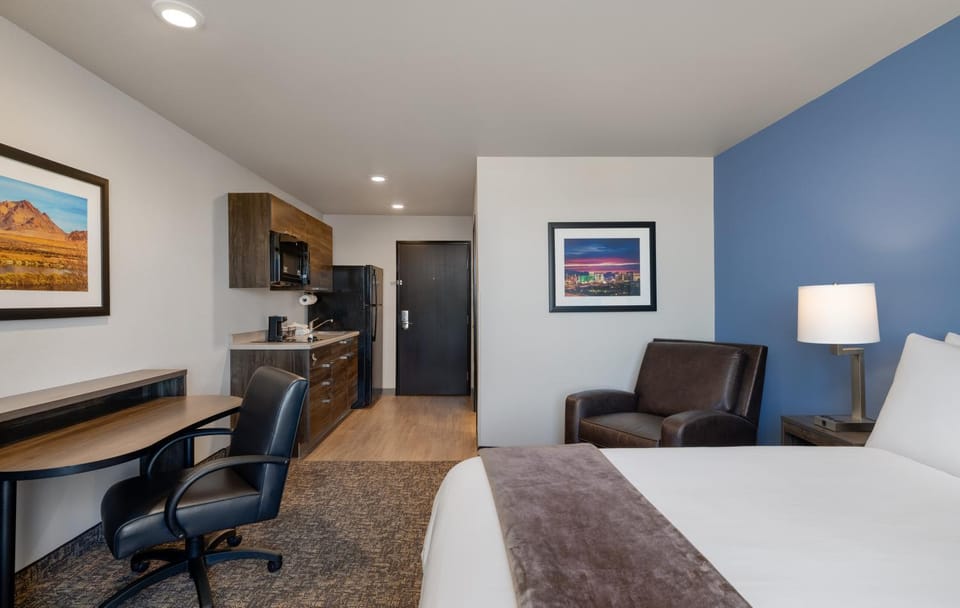 Bed, TV and multimedia, Kitchen or kitchenette, Photo of the whole room, Dining area, Bedroom