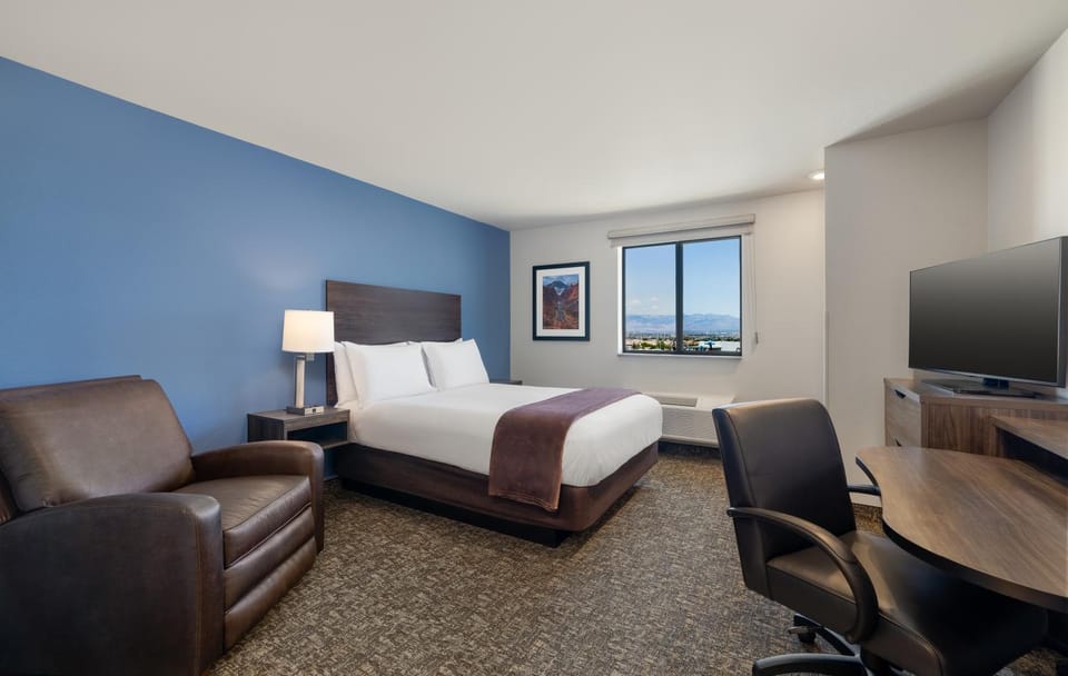 Bed, TV and multimedia, Seating area, Bedroom