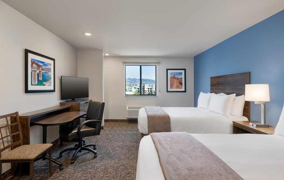 Bed, TV and multimedia, Seating area, Bedroom