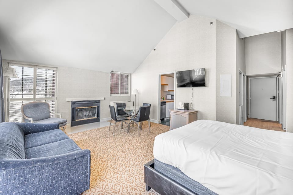 Bed, Living room, Photo of the whole room, Seating area, hair dresser