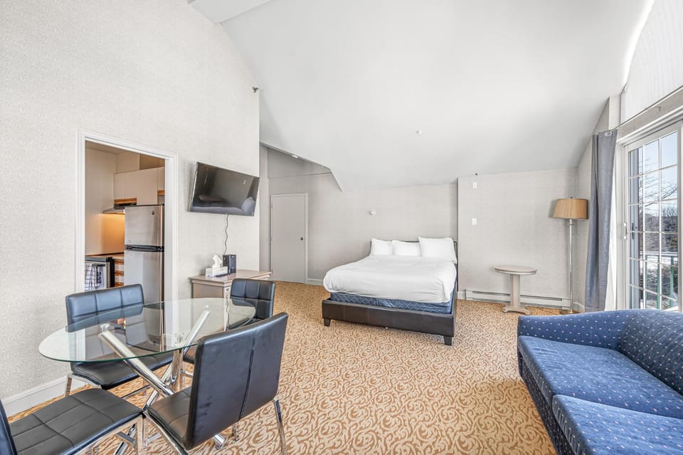 Bed, Photo of the whole room, Seating area, Dining area