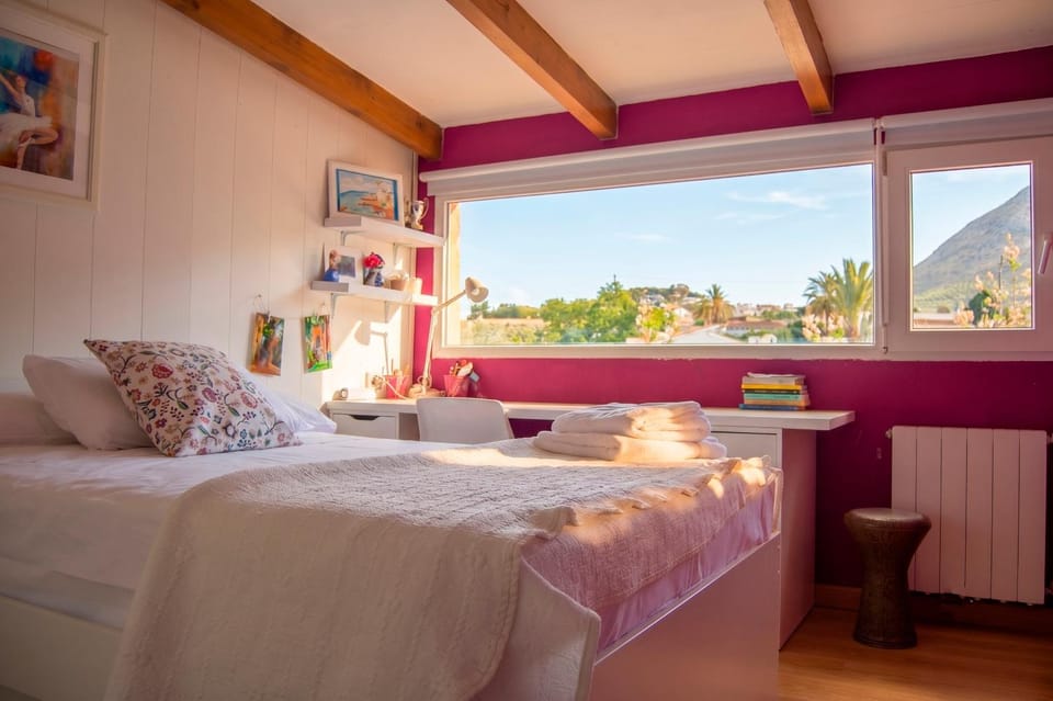 Bedroom, towels, air conditioner