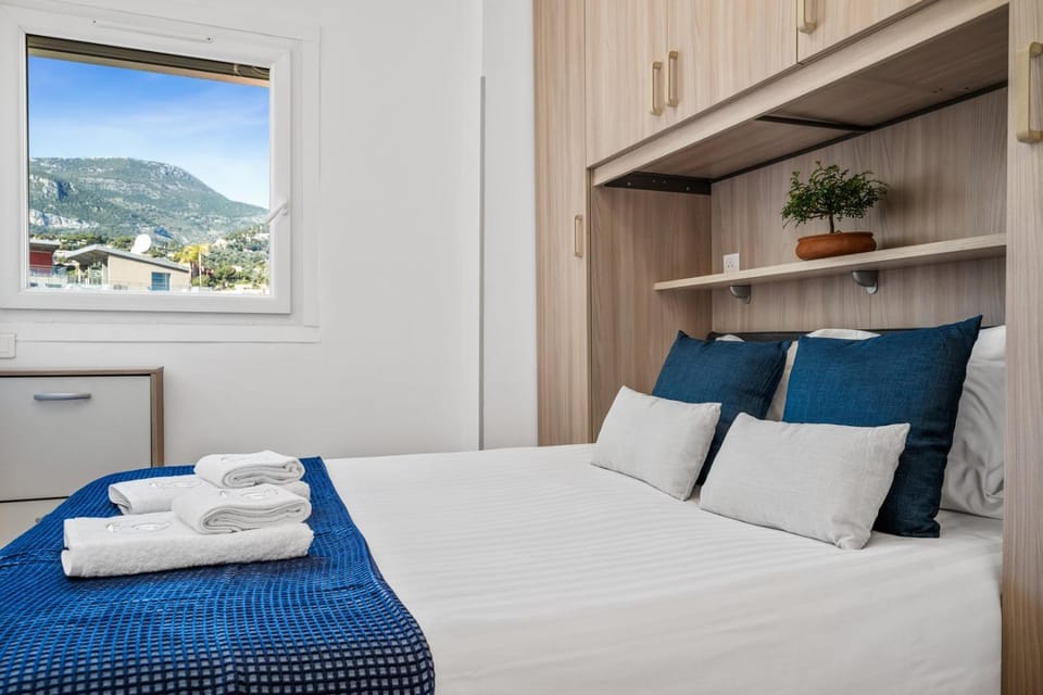 Bed, Natural landscape, Photo of the whole room, Bedroom, towels