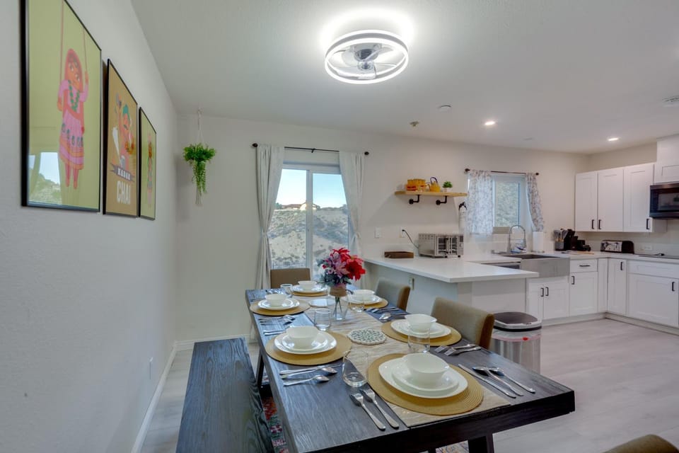 The Maharaja Retreat with Hot Tub and EV Charger! House in Yucca Valley