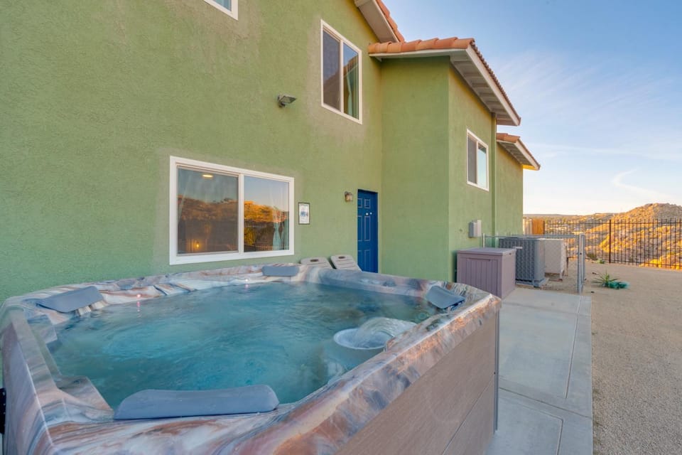 The Maharaja Retreat with Hot Tub and EV Charger! House in Yucca Valley